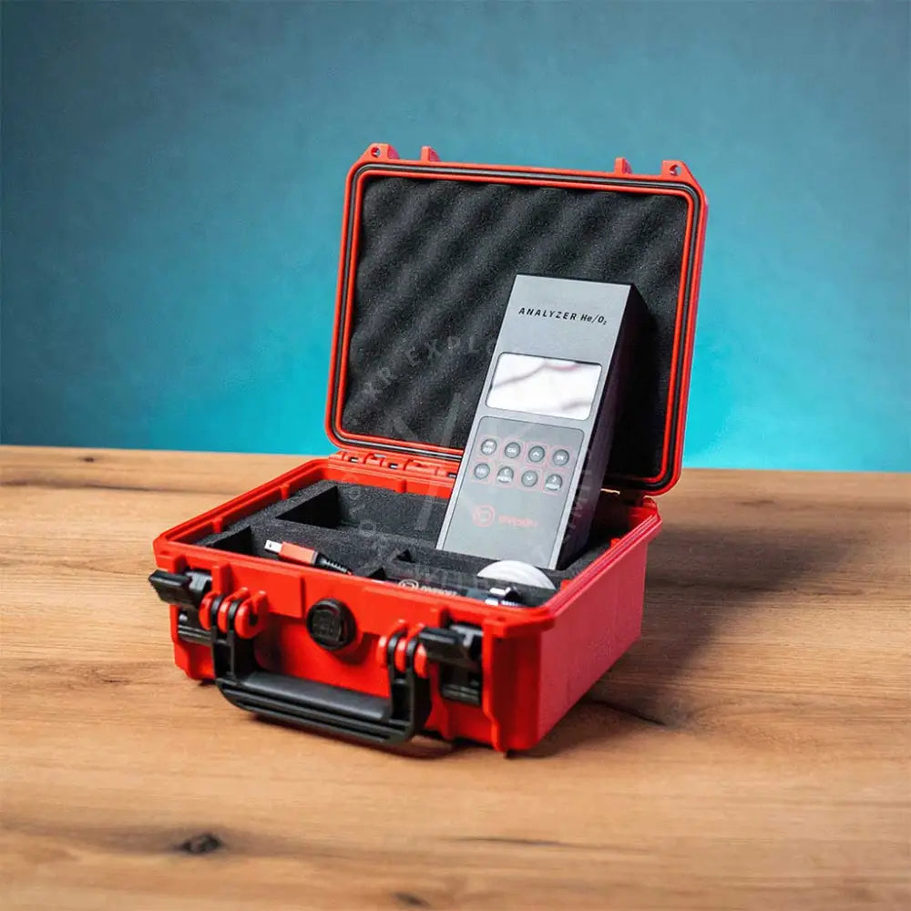 Divesoft analyzer screen showing simultaneous Oxygen and Helium readings in Qatar