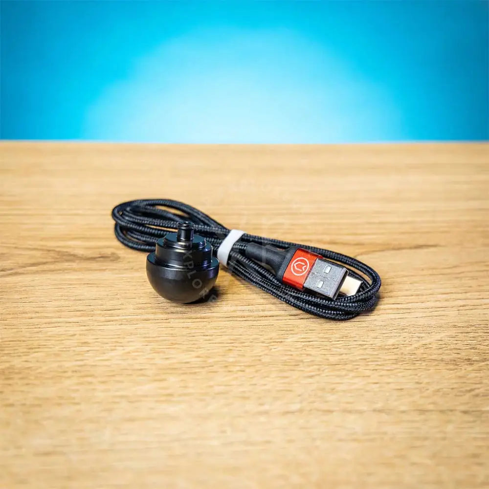 Charging the Divesoft SOLO analyzer using a standard USB-C cable in Qatar
