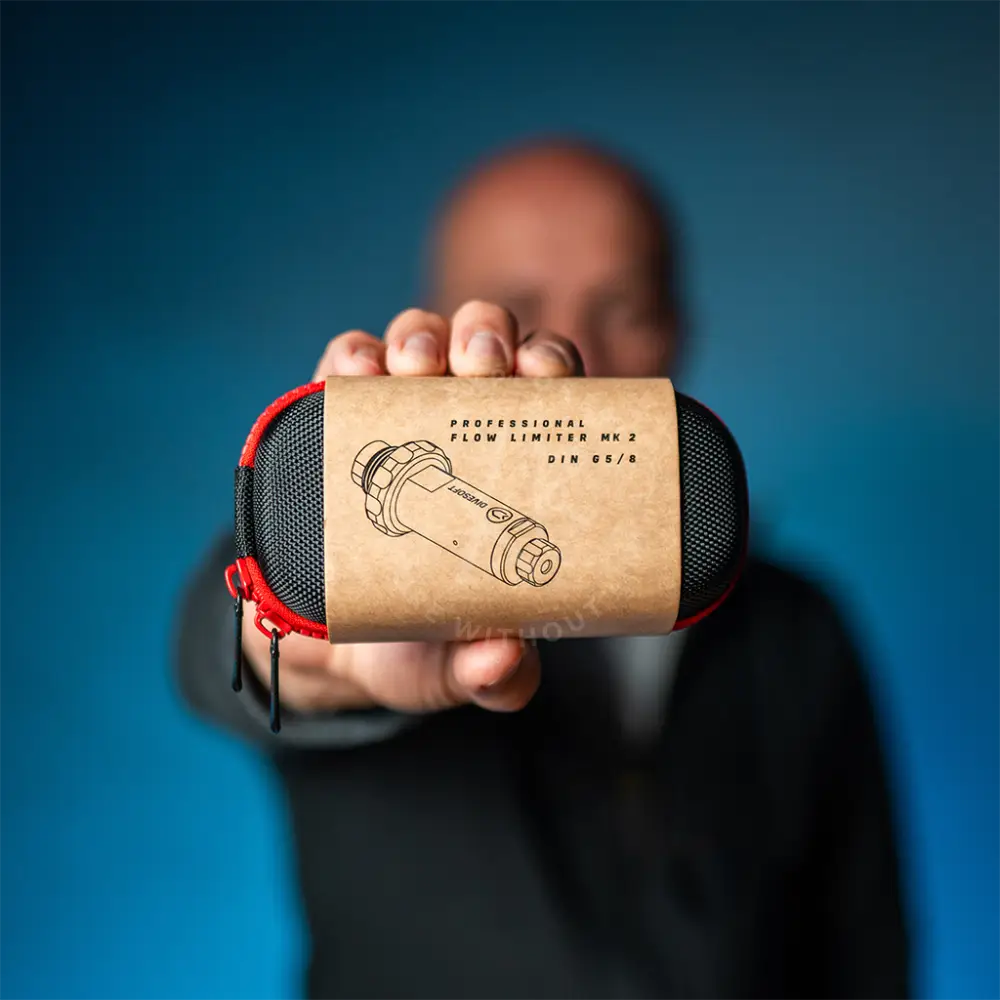 Person holding a cylindrical product with a cardboard sleeve against a blue background