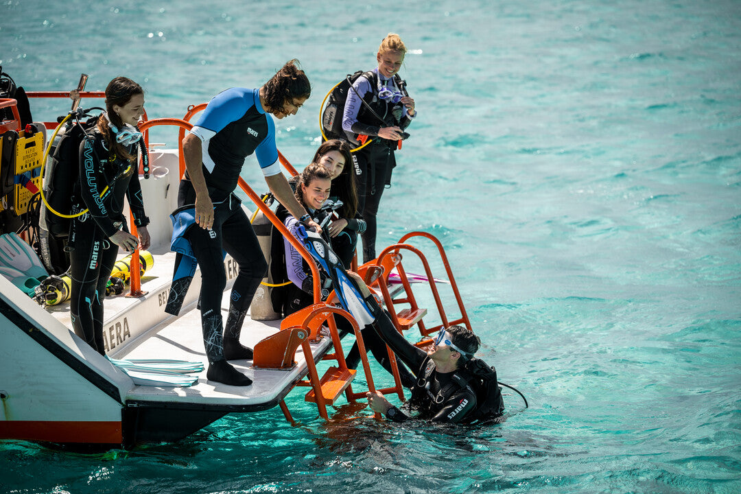 Student demonstrating perfect giant stride entry technique from a day boat in Dubai with XR Explorers Instructors