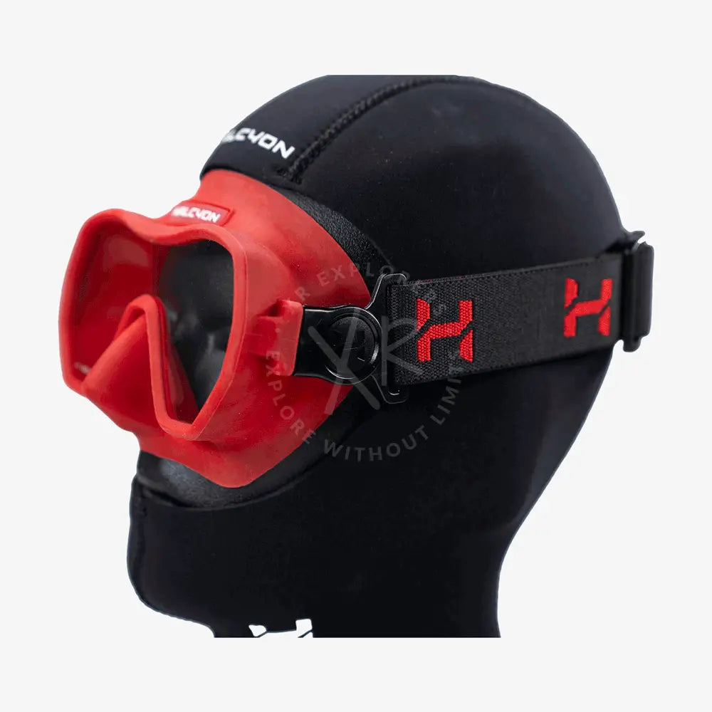 Red and black salomon halcyon omnis mask with sleek ergonomic design for comfortable diving use