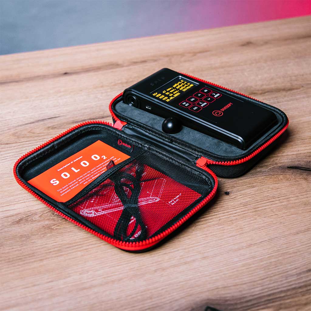 Close up of OLED screen displaying real-time Maximum Operating Depth calculations