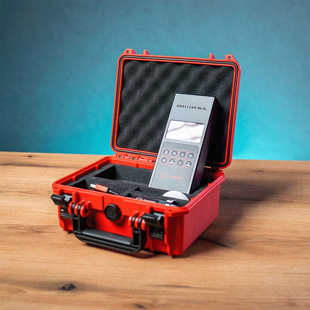 Divesoft analyzer screen showing simultaneous Oxygen and Helium readings in Qatar
