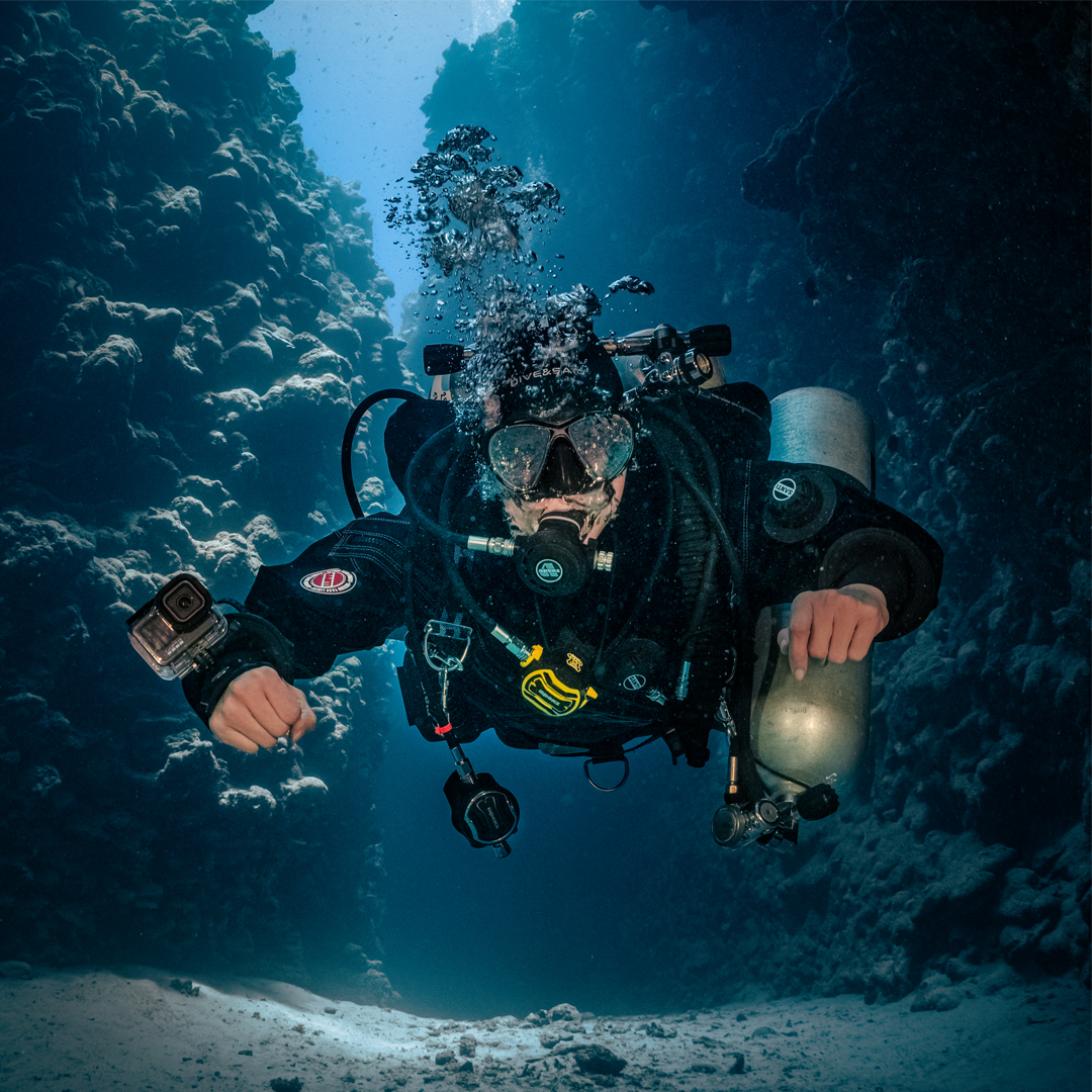 Technical diver using drysuit for warmth during long decompression stops in Qatar